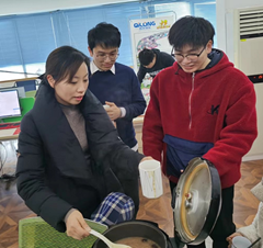 How the playground builder Qilong celebrate Laba festival?