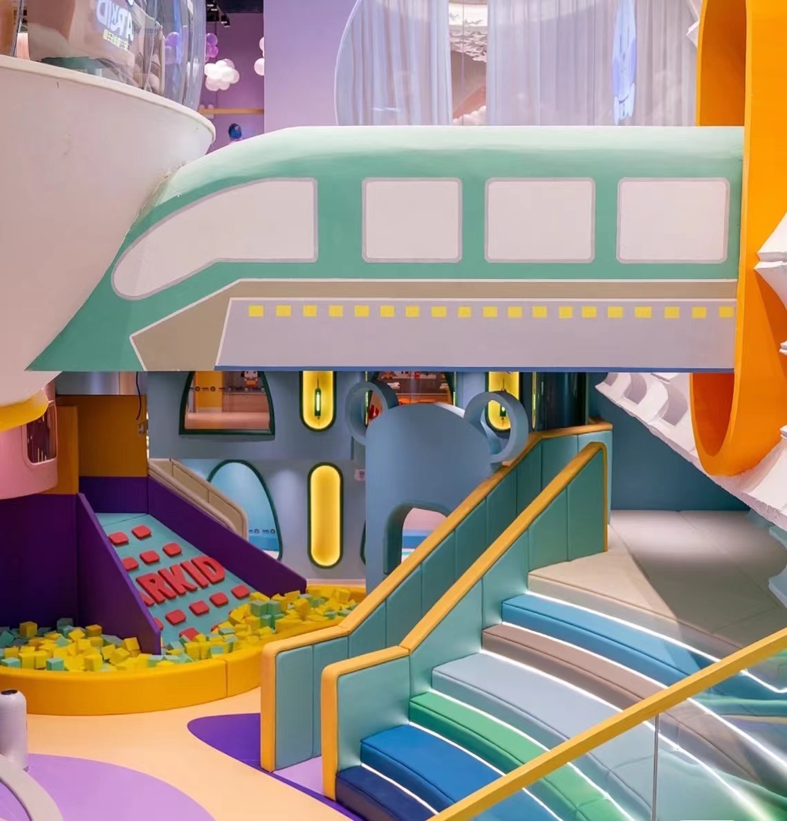 What pitfalls should novices avoid when opening indoor playground franchise stores?