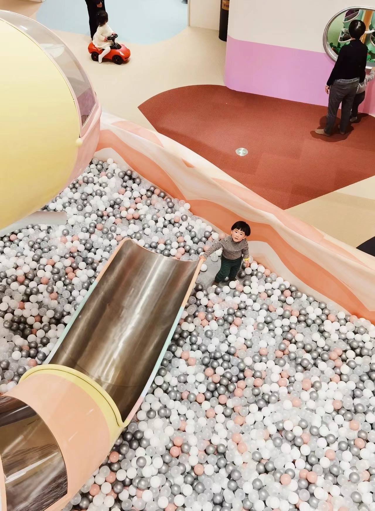 How to set reasonable pricing and fees for investing in an indoor playground?
